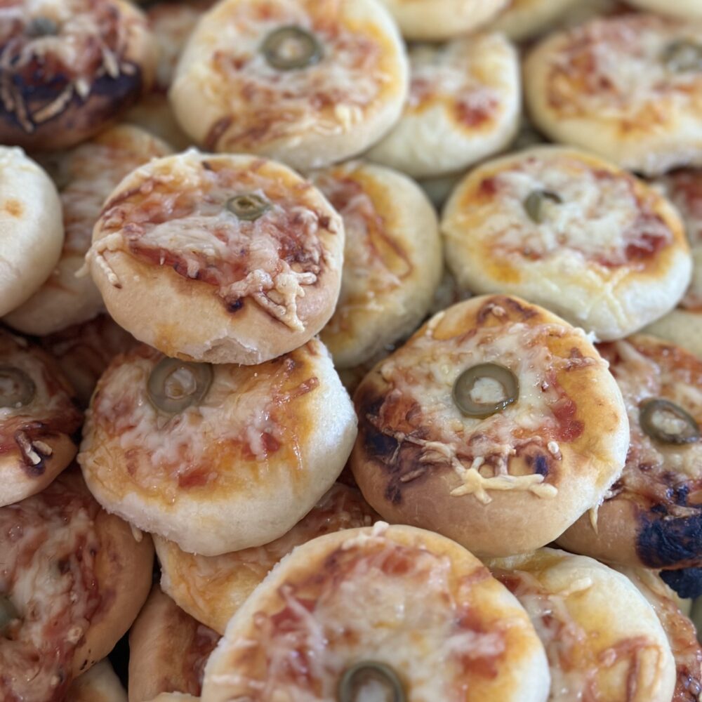 Mini Pizzas gourmandes (10 pièces) – Image 2