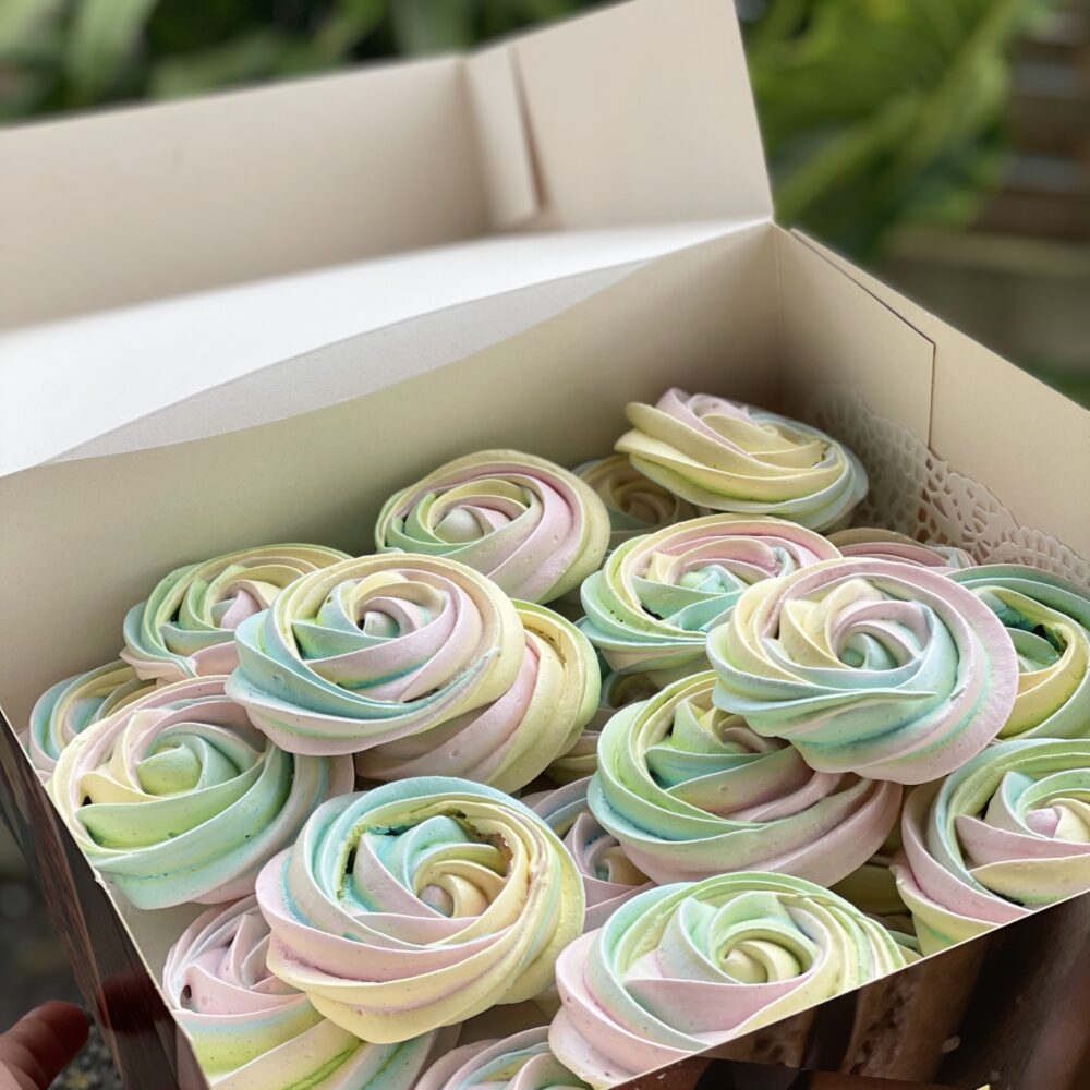 Meringues Colorées – Légères, Craquantes et Pleines de Douceur !